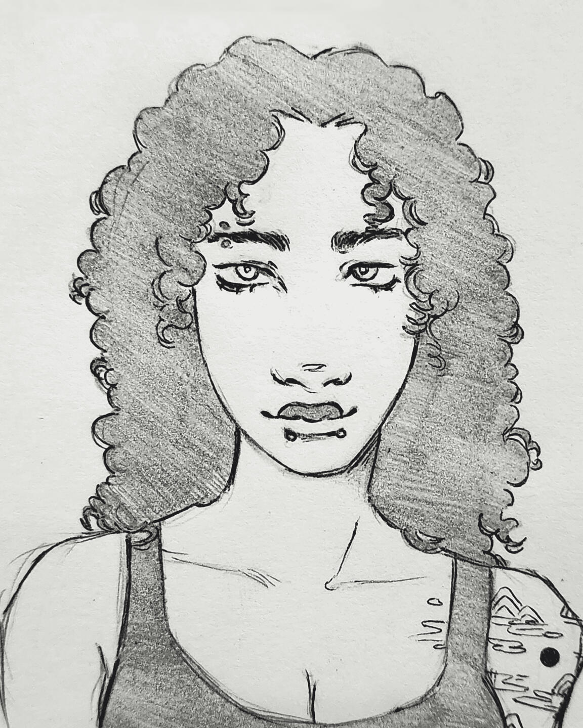 Desenho a lápis de Romane com cabelo cacheado e volumoso. Ela possui piercing na sobrancelha direita e um snake bites no lábio inferior. Veste uma regata e exibe uma expressão neutra, mas sorrindente. Há uma tatuagem no ombro esquerdo de nuvens estilizadas