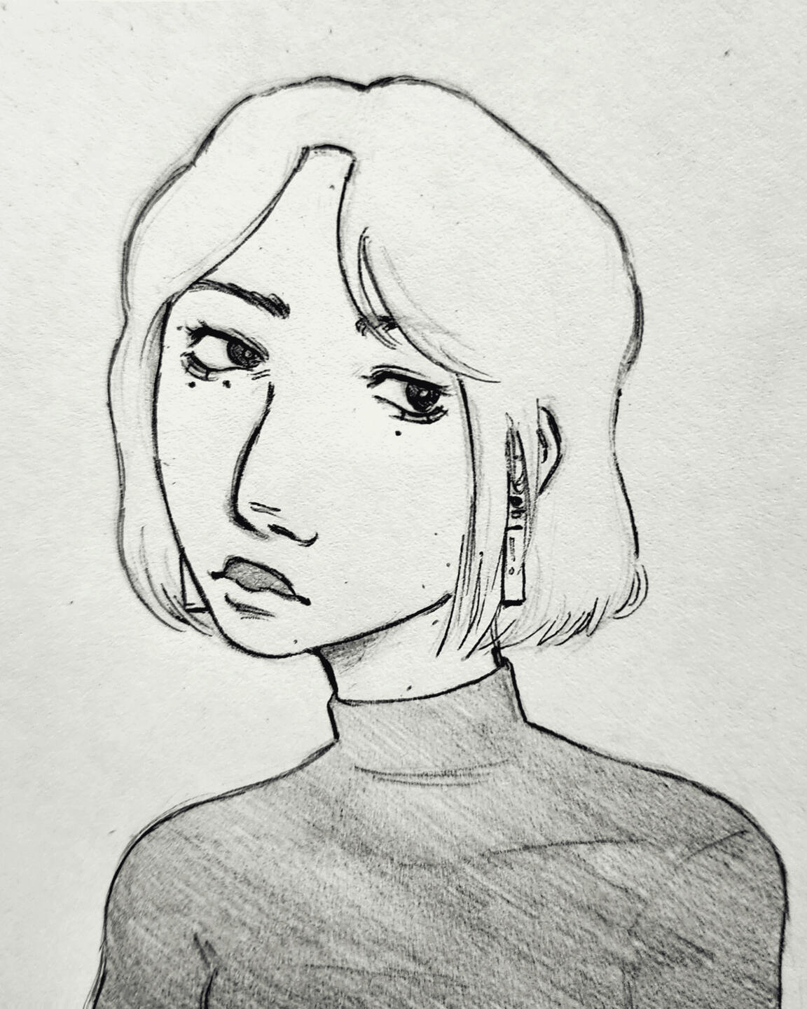 Desenho a lápis de Miranda com cabelo curto, liso e franja, caindo levemente sobre os olhos, com duas pintinhas de baixo do olho direito, seguidas de uma no esquerdo. Ela usa uma blusa de gola alta e tem uma expressão neutra. Usa brincos longos.